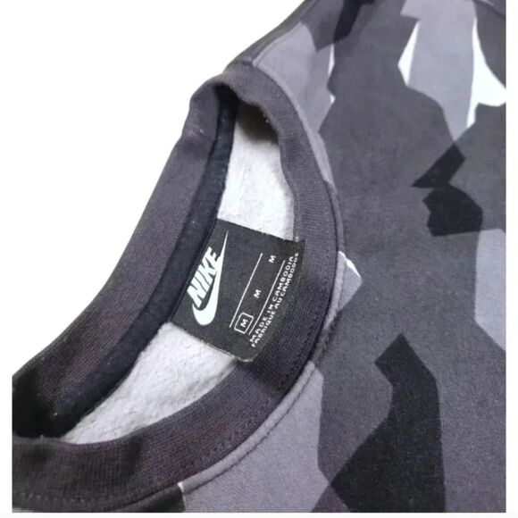 NIKE CLUB FLEECE CAMO CREWNECK SWEATER - Picture 3 of 5